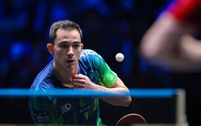 以压倒性的 以压倒性的